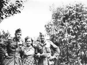 Einquartierte Soldaten im Haus Winkelmann, In der Mitte Tochter Irmgard