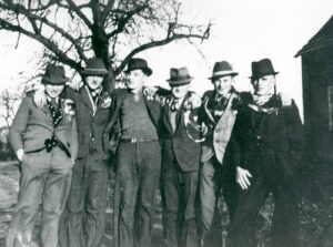 Junge Bornheimer Männer nach der Musterung. Von links: Ludwig Messerschmitt, Oswald Blank, Rudolf Breinig, August Hoffmann, Walter Geissert, Theodor Cattor