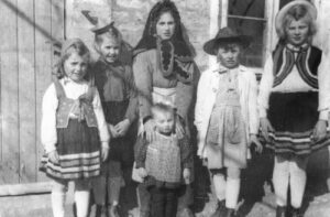 Kinder feiern Fasenacht, v.links: Hannelore und Heidi Traxel, Helga Hirth, Hermann Traxel, Marianne Müller und Christa Traxel