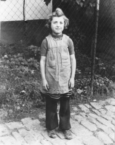 Schürze war Pflicht, Hannelore Sommerauer um 1952