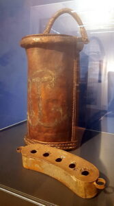 Löscheimer aus Leder von 1773, Öllampe aus Metall