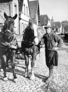 Aufnahme von 1927, Alfred Baum vor seinem Anwesen Hauptstr. 21