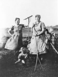 Aufnahme 1943, Kinder helfen beim Heuwenden