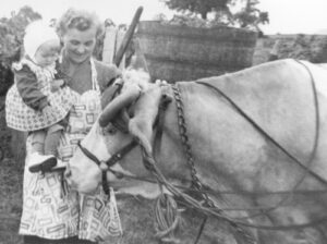 Ruth Frey mit der kleinen Gabriele bei der Weinlese im Herbst 1960