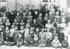 Schulklasse Jahrgang 1920/21, in der Mitte Lehrer Pressler